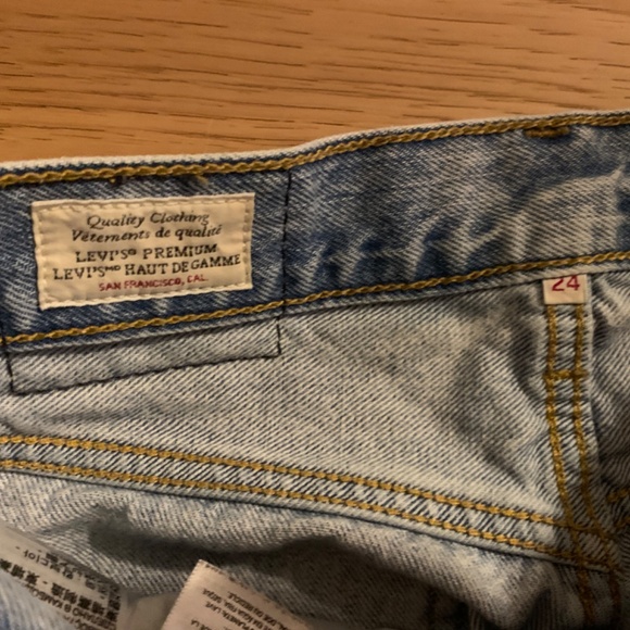 Light Wash Straight Leg Levi’s Denim Jeans - Picture 3 of 9